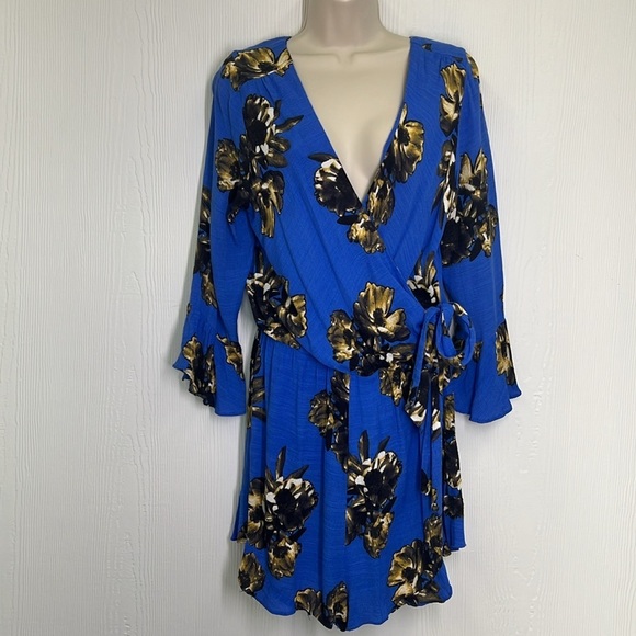Free People - All The Right Ruffles Bright Blue Floral Short Romper Size Medium - Picture 2 of 13